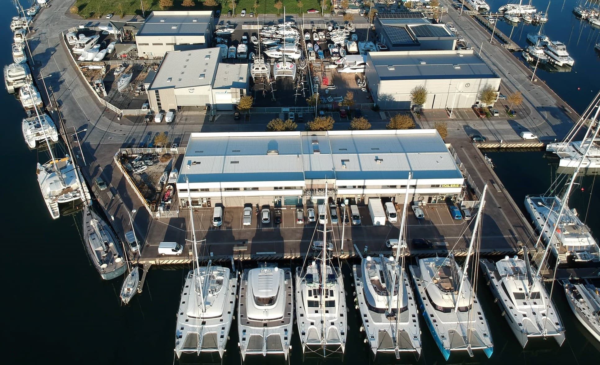 BOAT MANAGEMENT & SERVICES Lagoon